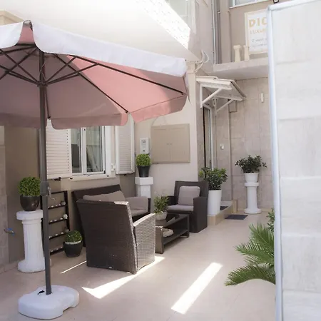 Diogenis Deluxe Daire